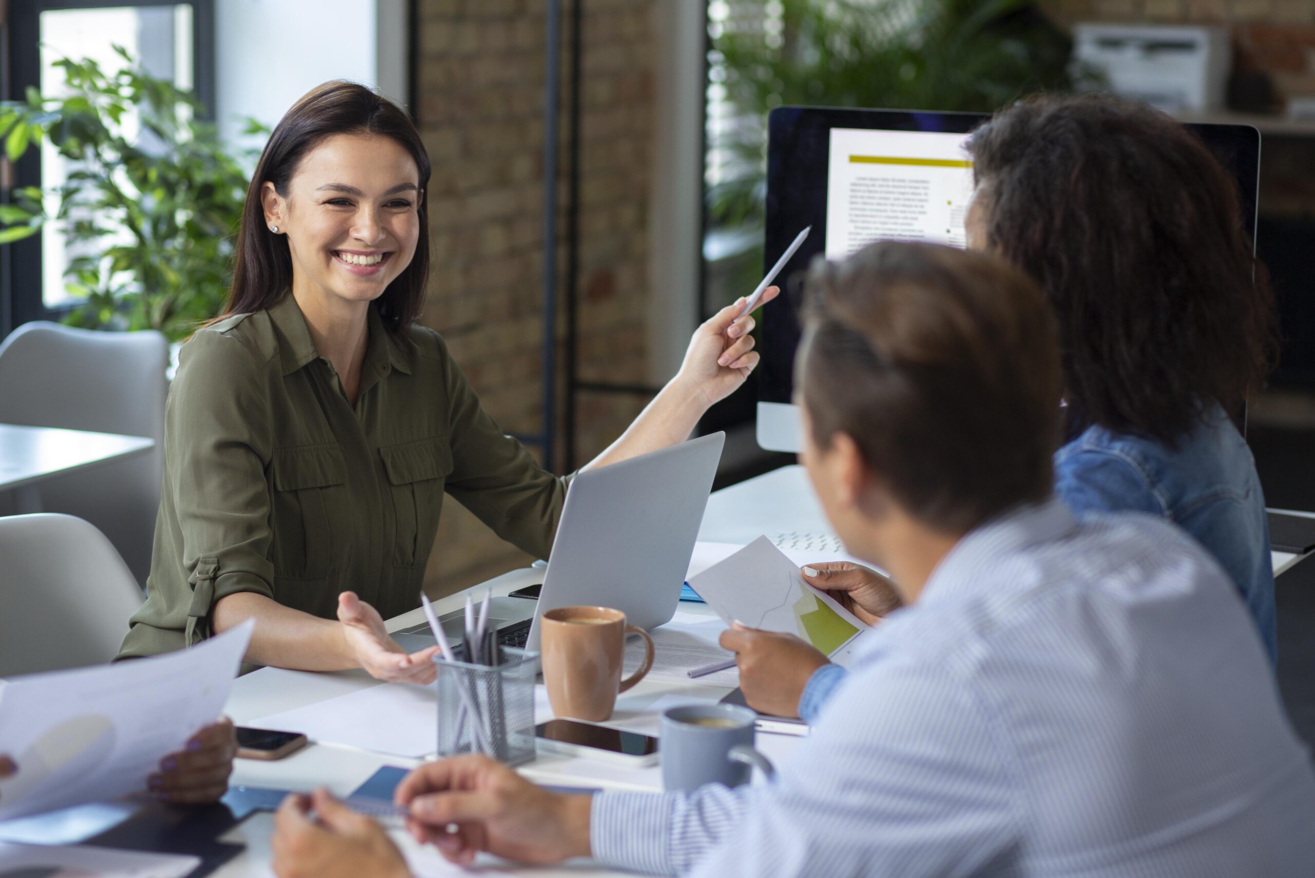 personas-que-utilizan-dispositivos-digitales-durante-una-reunion